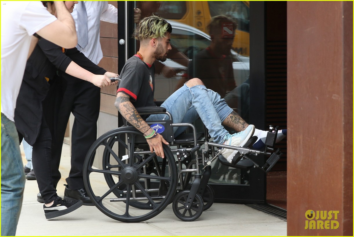 Zayn Malik Hangs Out With Gigi Hadid After Apparent Leg Injury | Photo
