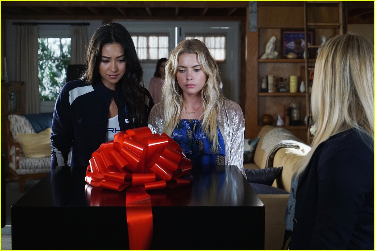 Full Sized Photo of pretty little liars season 7 premiere 02 | The