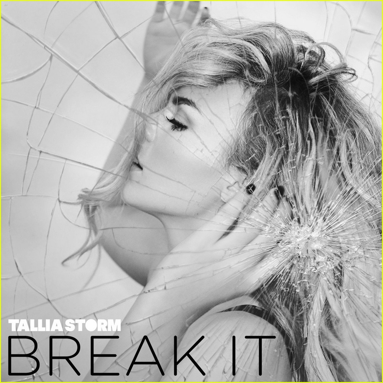 Tallia Storm Fronts Boohoo's Festival Fashion Campaign | Photo 1081164
