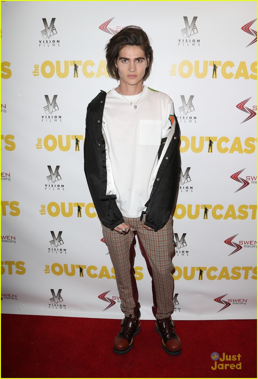 Victoria Justice Avan Jogia Premiere Their New Film The Outcasts In La Photo Ashley Rickards Avan Jogia Claudia Lee Eden Sher Larsen Thompson Lonnie Chavis Madison Reed Robert Ochoa