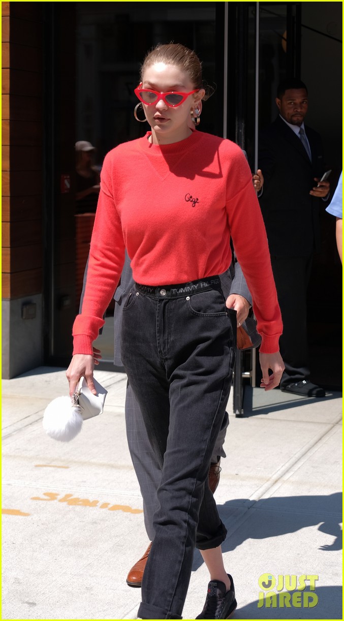 Gigi Hadid Has Mastered The Off Duty Model Look Photo Gigi Hadid Pictures Just Jared Jr