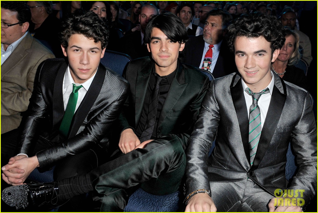 nick-jonas-definitely-regrets-this-jonas-brothers-fashion-phase-photo