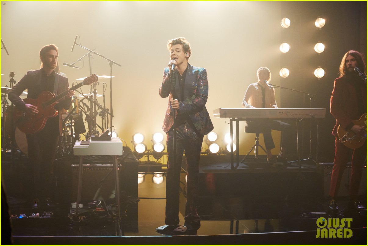 Harry Styles Performs 'Carolina' & 'Sign of the Times' on 'Late Late ...