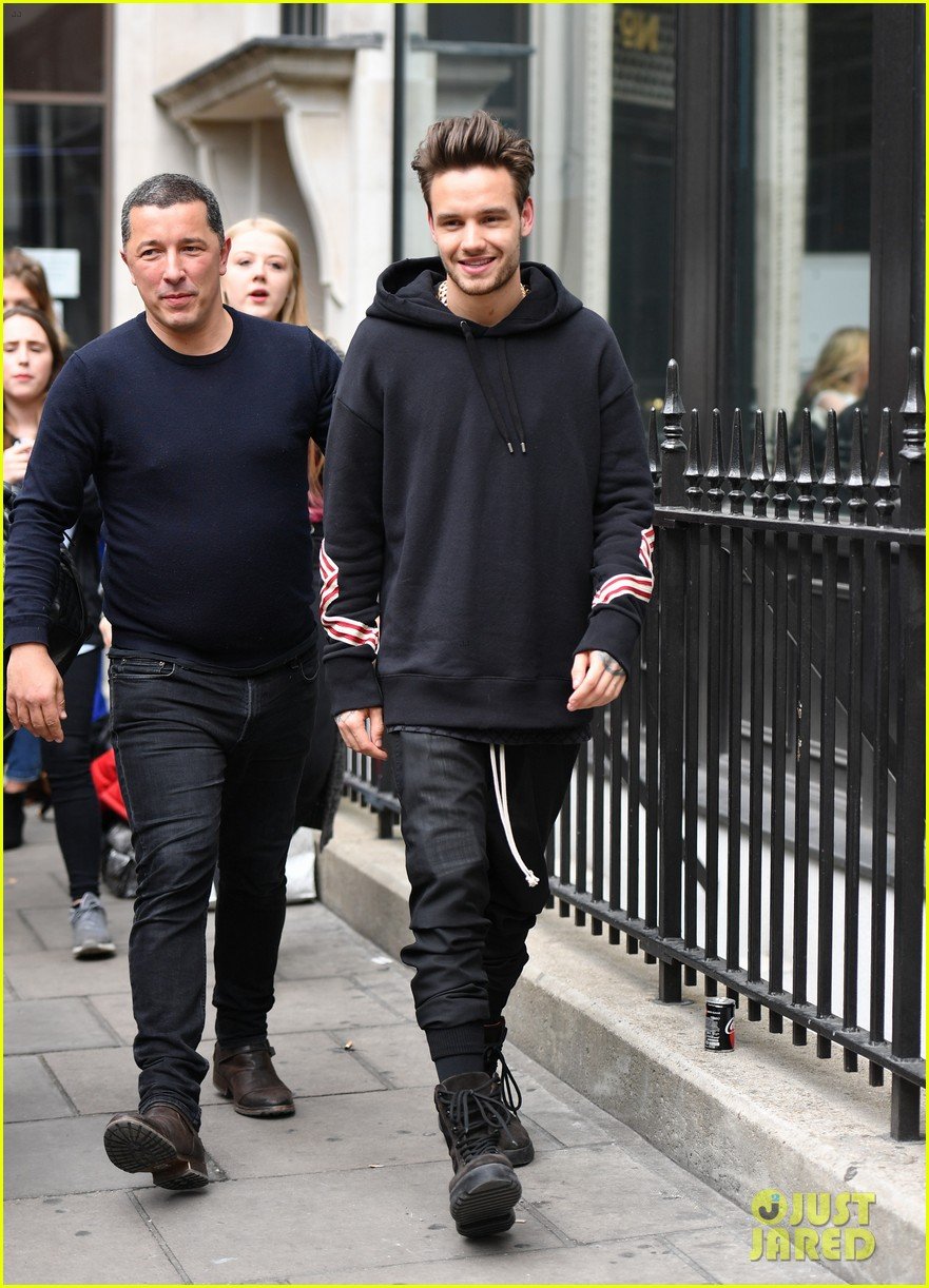 full-sized-photo-of-liam-payne-steps-out-after-revealing-baby-name-01