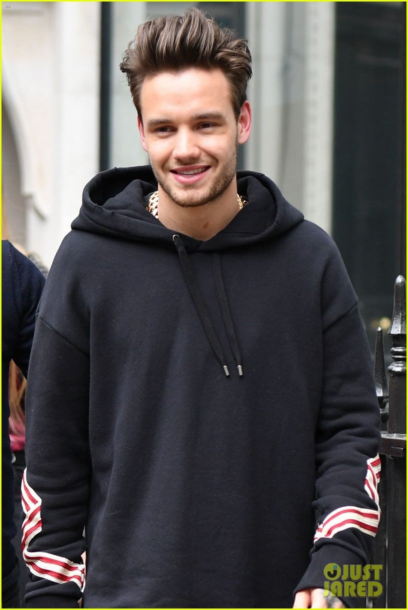 full-sized-photo-of-liam-payne-steps-out-after-revealing-baby-name-04