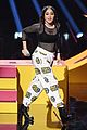 noah cyrus handles her mtv movie tv awrds stage like a boss 01