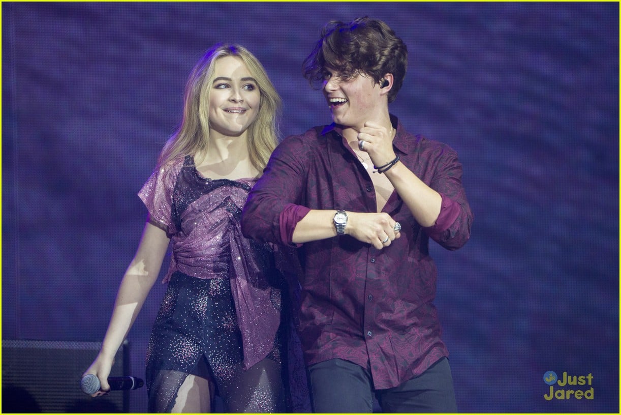 Sabrina Carpenter Experienced A First While on Tour With The Vamps ...