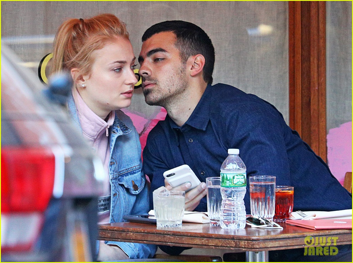 Sophie Turner And Joe Jonas Kiss Over Lunch In Nyc Photo 1085630 Photo Gallery Just Jared Jr