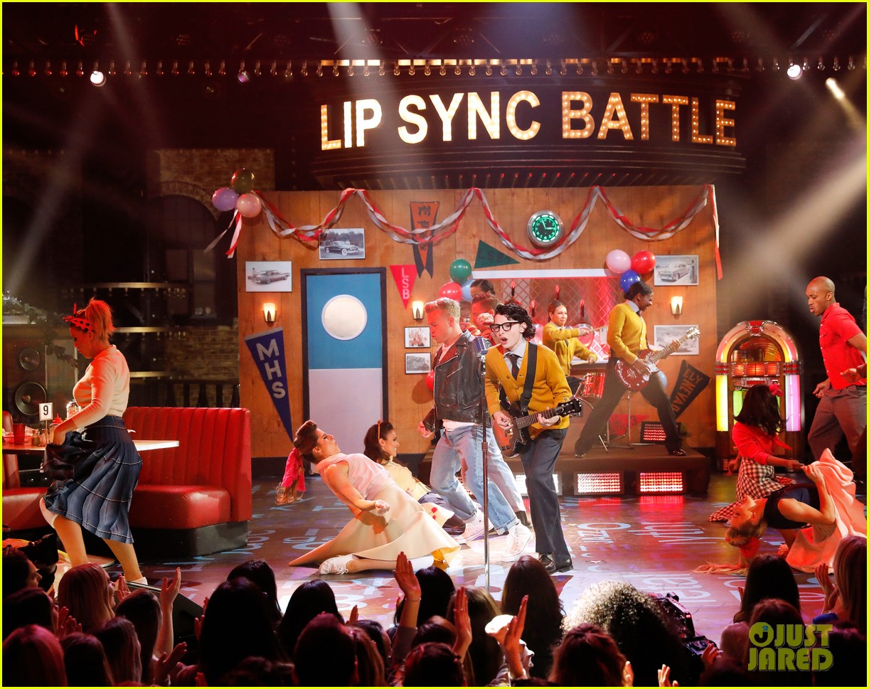 Stranger Things Stars Finn Wolfhard And Caleb Mclaughlin Face Off On Lip Sync Battle Photo 