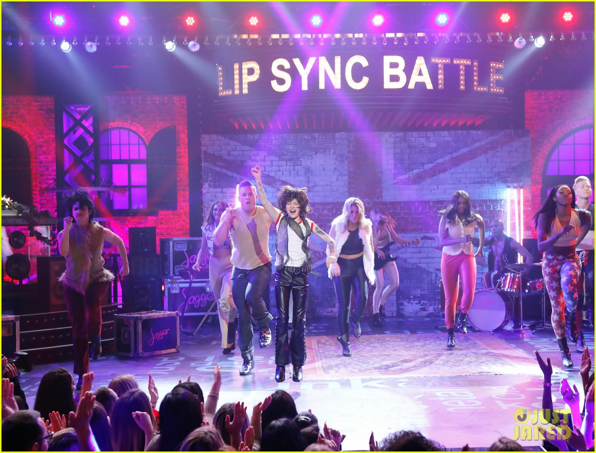 Stranger Things Stars Finn Wolfhard And Caleb Mclaughlin Face Off On Lip Sync Battle Photo 