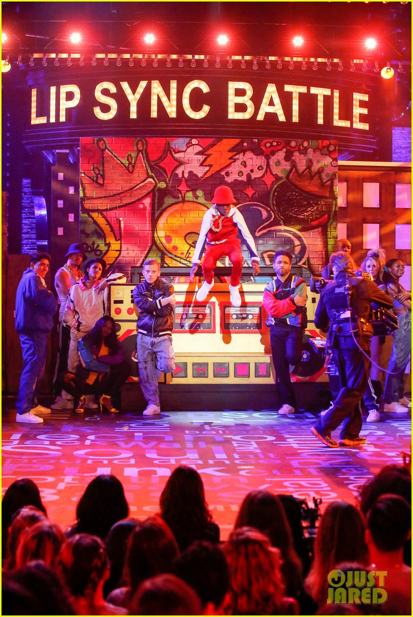 Full Sized Photo Of Stranger Things Cast Face Off Lip Sync Battle 12 Stranger Things Stars 