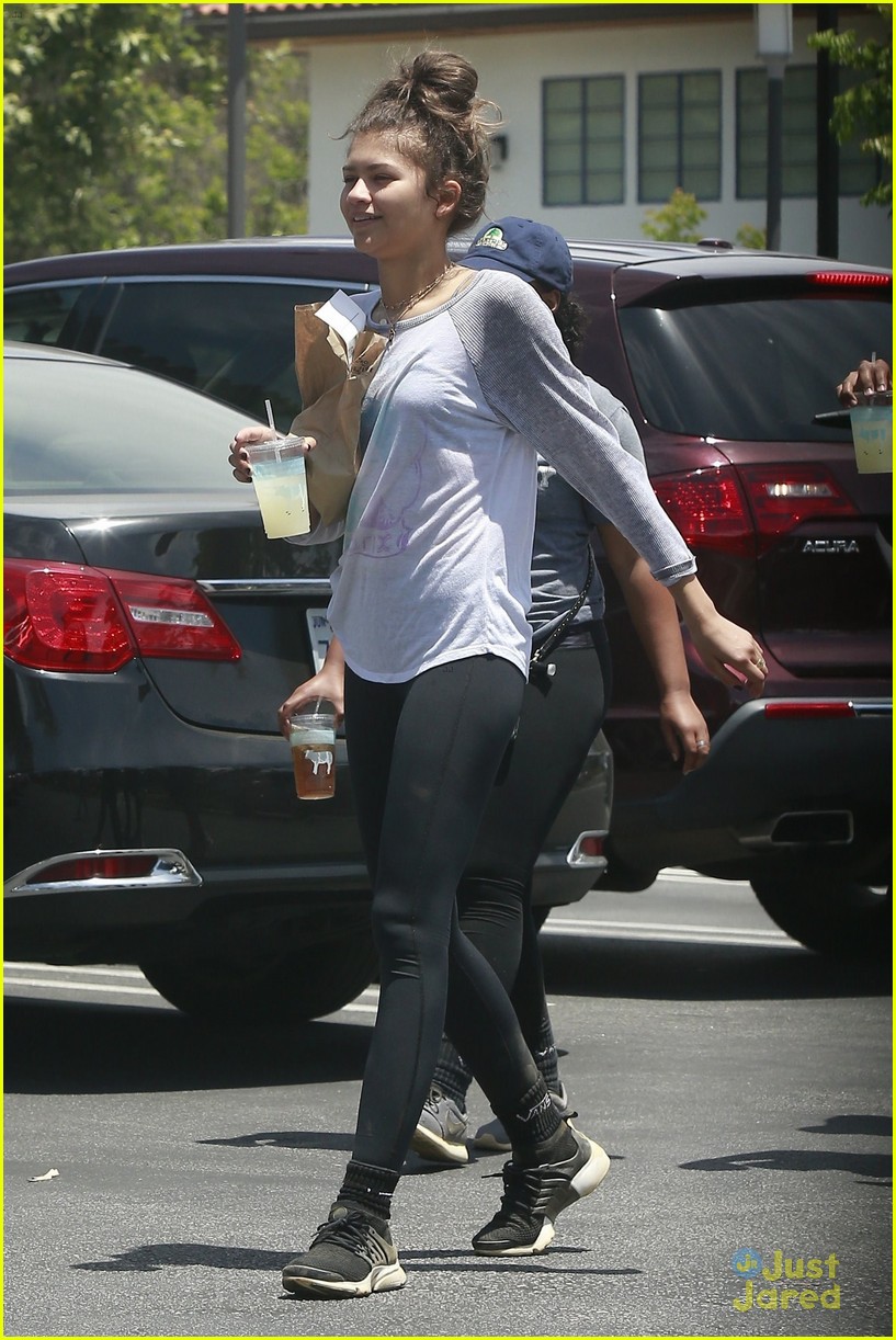 Full Sized Photo of zendaya leads hike with friends 02 | Zendaya Leads
