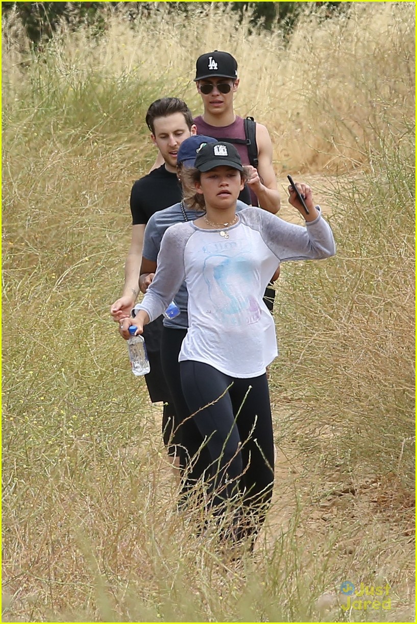 Zendaya Leads Her Friends on L.A. Hike | Photo 1091125 - Photo Gallery