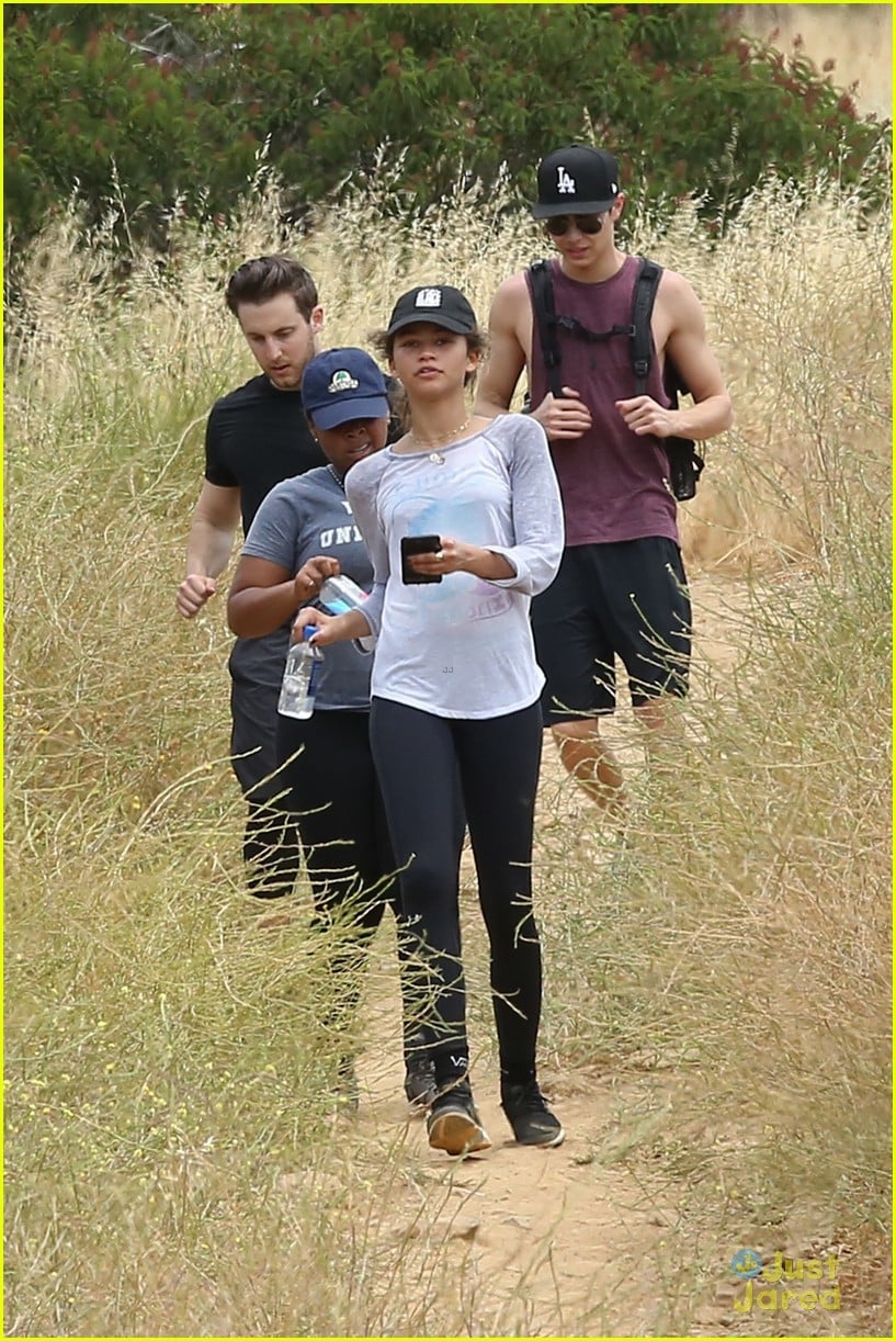 Zendaya Leads Her Friends on L.A. Hike | Photo 1091126 - Photo Gallery