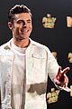 zac efrons smile melts us at the mtv movie tv awards 04