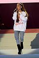 ariana grande wore a ring on her engangement finger 02