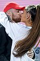 ariana grande wore a ring on her engangement finger 03