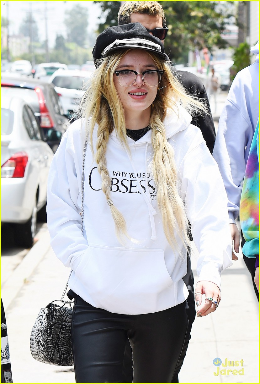 Full Sized Photo of bella thorne obsessed hoodie lunch 04 | Bella