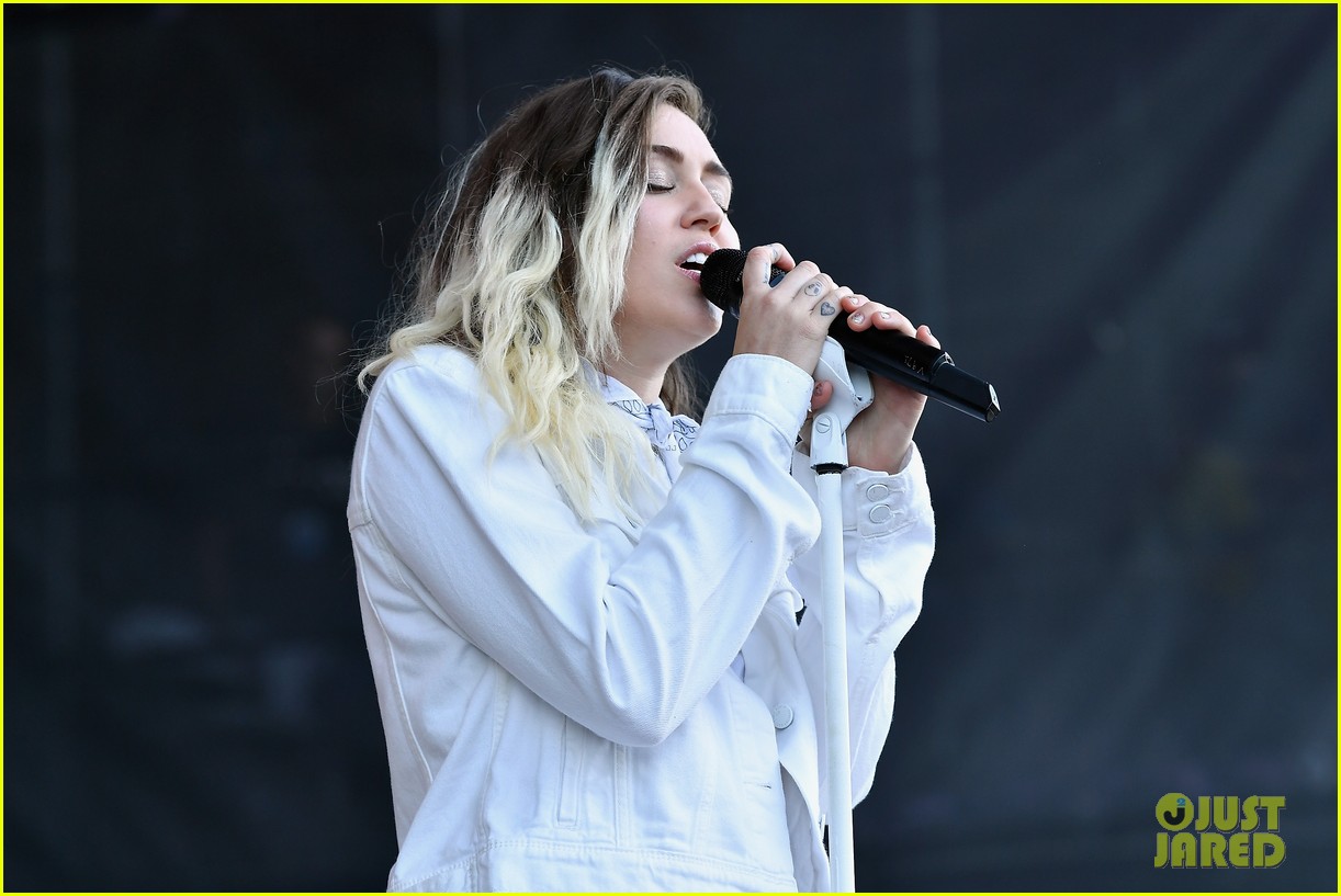 Miley Cyrus Rocks The Stage During Ktuphoria 2017 Photo 1091834