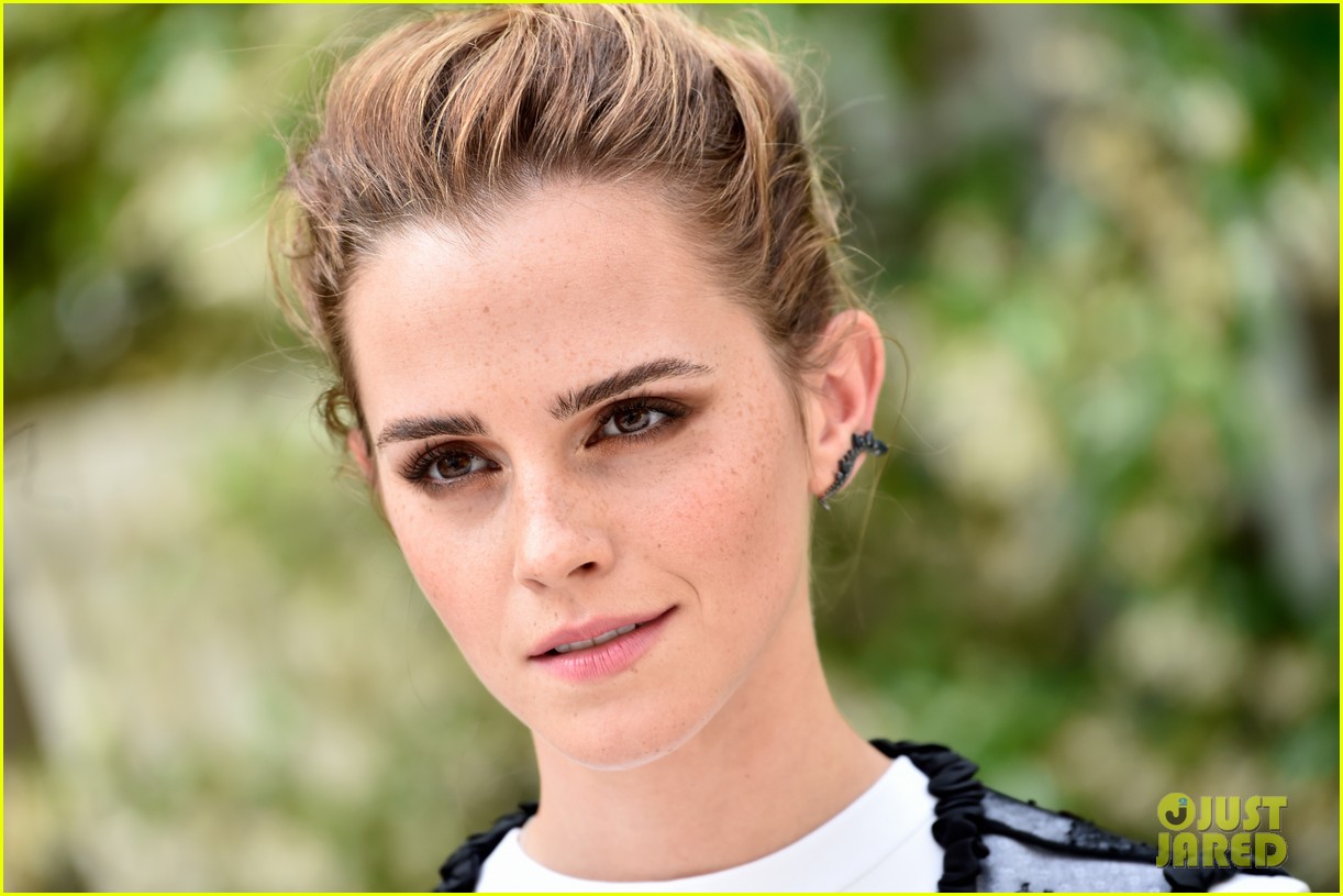 Emma Watson Stuns at Paris Photo Call For 'The Circle' | Photo 1095488