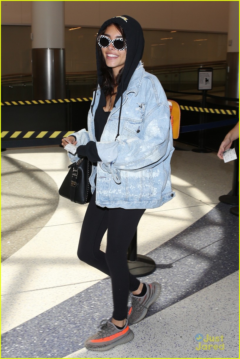 Full Sized Photo Of Madison Beer Stuffed Bunny Jfk Airport 03 Madison Beer Travels With