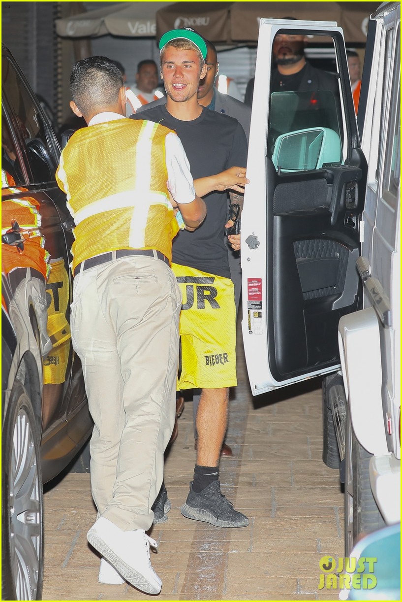 justin bieber grabs dinner at nobu with friends 01