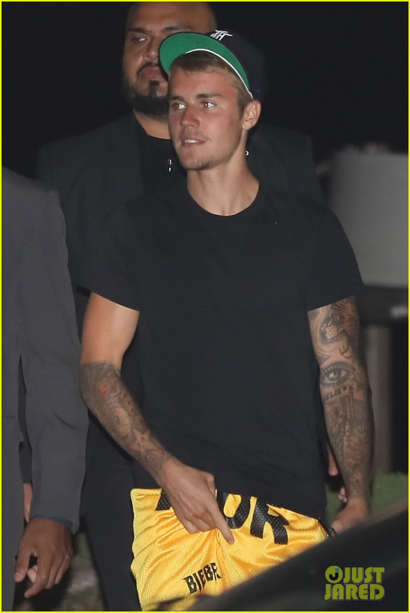 justin bieber grabs dinner at nobu with friends 02