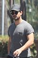 taylor lautner shows off buff body in tight shirt 04