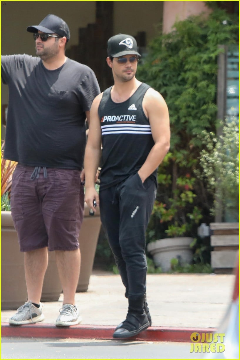 Taylor Lautner Catches Waves & Lunch With Friends | Photo 1099909 ...