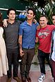 dylan obrien reunites with teen wolf cast at comic con 17