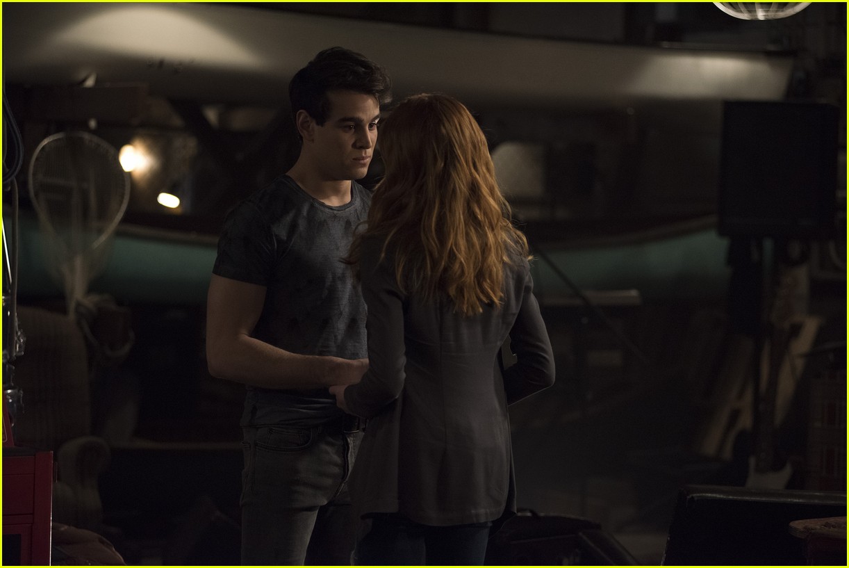 Full Sized Photo of shadowhunters problem of memory 17 | Clary Tries to ...