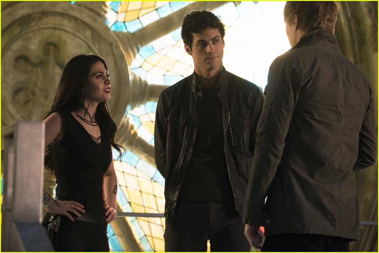 Clary Tries to Explain That Jace Kiss to Simon on Tonight