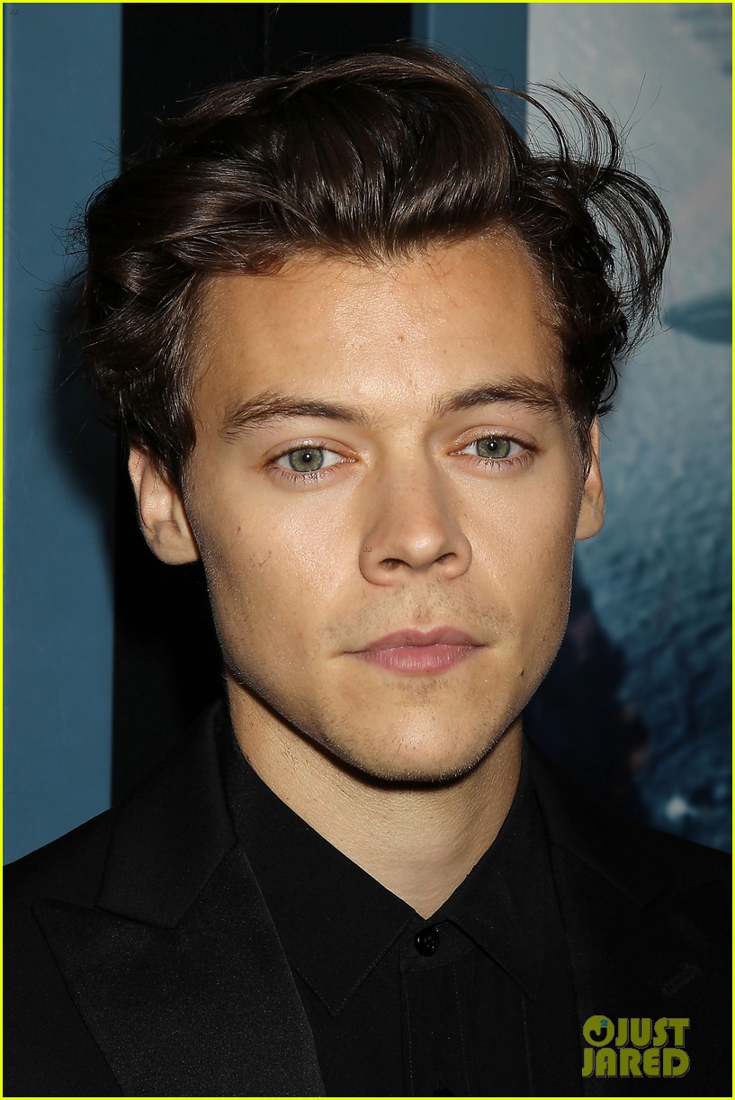 Harry Styles Adds Some Color to His Black Suit at 'Dunkirk' NYC ...