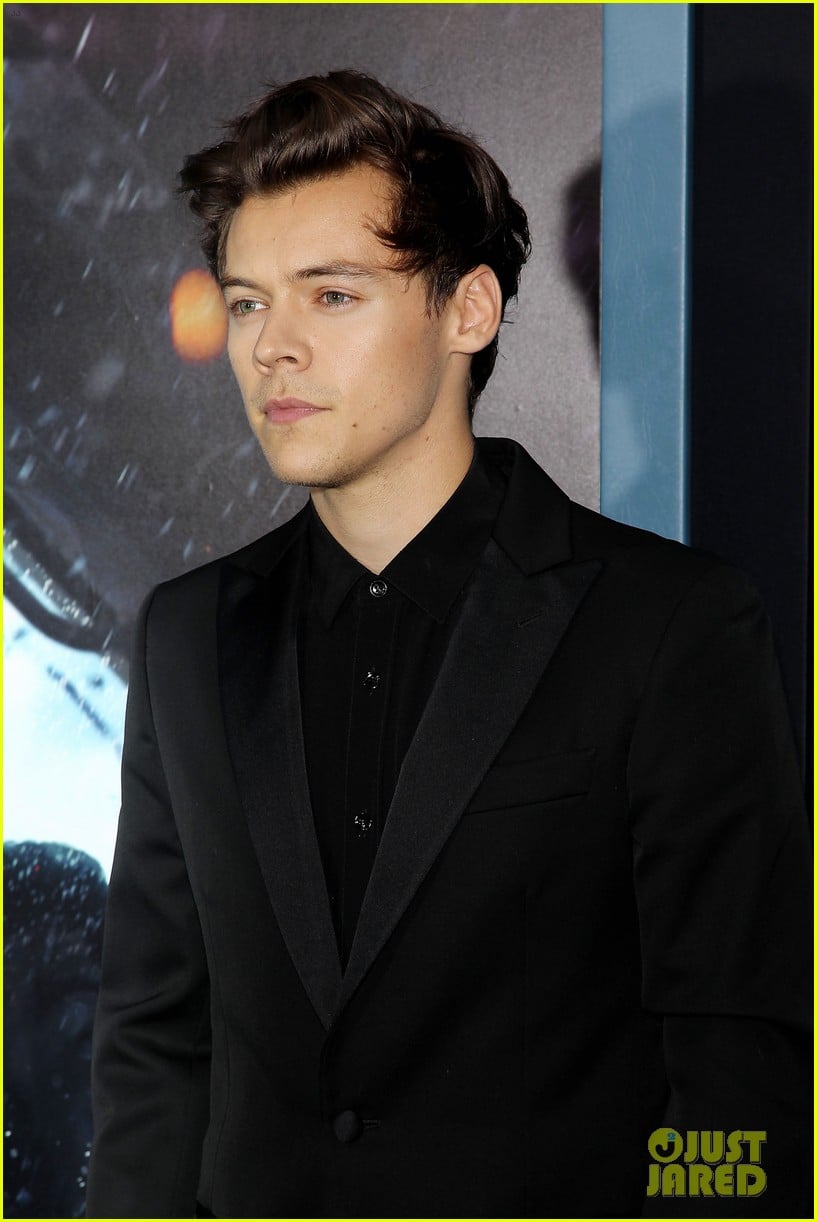 Harry Styles Adds Some Color To His Black Suit At 'dunkirk' Nyc 