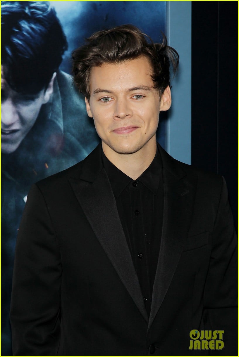 Harry Styles Adds Some Color to His Black Suit at 'Dunkirk' NYC ...