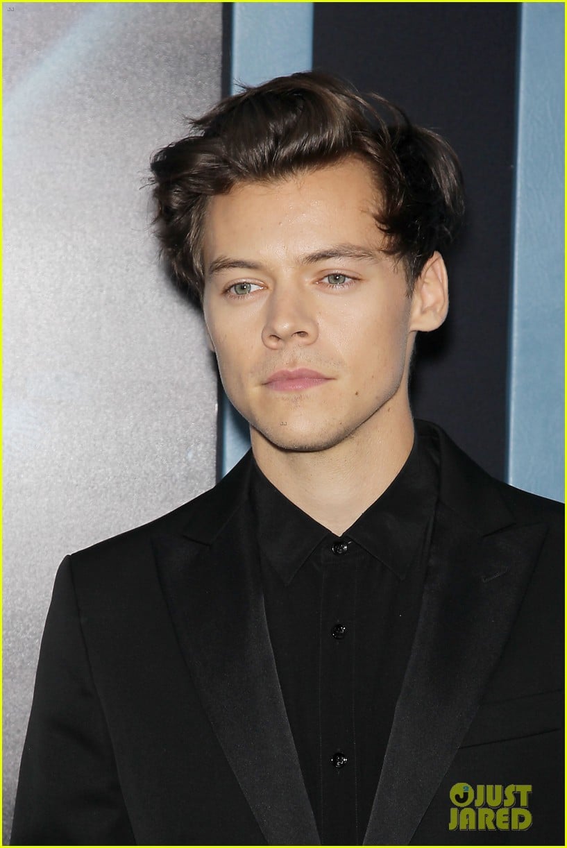 Harry Styles Adds Some Color to His Black Suit at 'Dunkirk' NYC ...