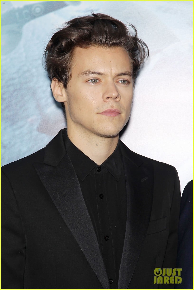 Harry Styles Adds Some Color to His Black Suit at 'Dunkirk' NYC ...