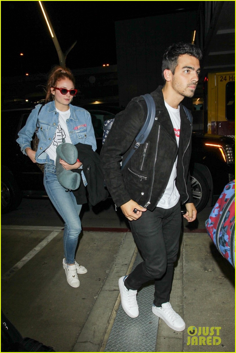 Joe Jonas & Sophie Turner Have the Same In-Flight Essentials | Photo ...