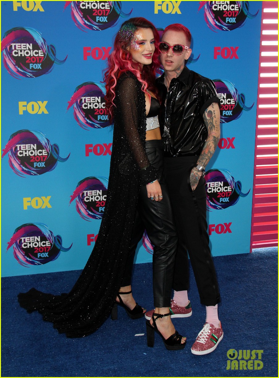 Bella Thorne & Boyfriend Blackbear Couple Up at Teen Choice Awards 2017