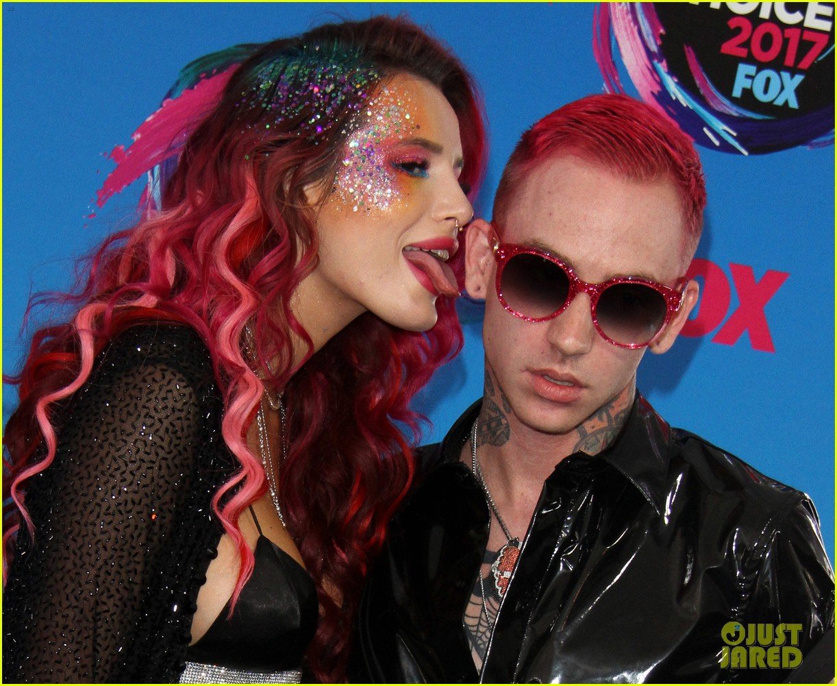 Bella Thorne & Boyfriend Blackbear Couple Up at Teen Choice Awards 2017