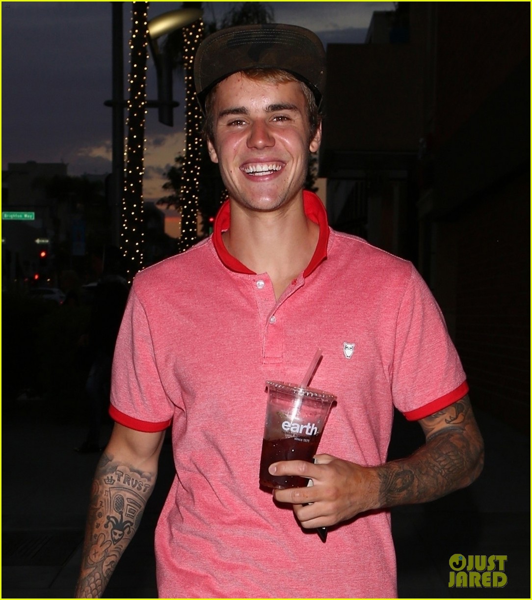 Justin Bieber Can Hardly Contain His Smile After Dinner! | Photo ...