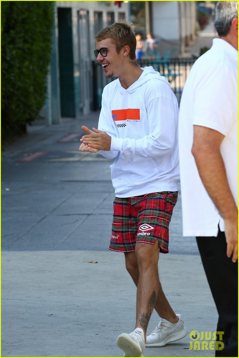 Justin Bieber Shows Off His Gorgeous Smile Before Church | Photo ...