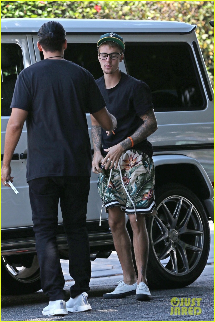 Justin Bieber Wears Tropical Shorts For Church Conference | Photo ...