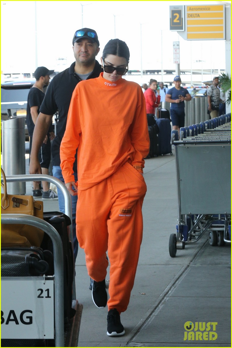 Kendall Jenner Proves That Orange Is The New Black Photo 1103065