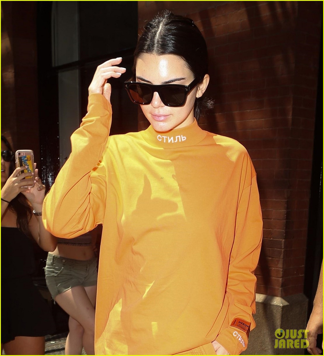 Kendall Jenner Proves That Orange Is The New Black Photo 1103066