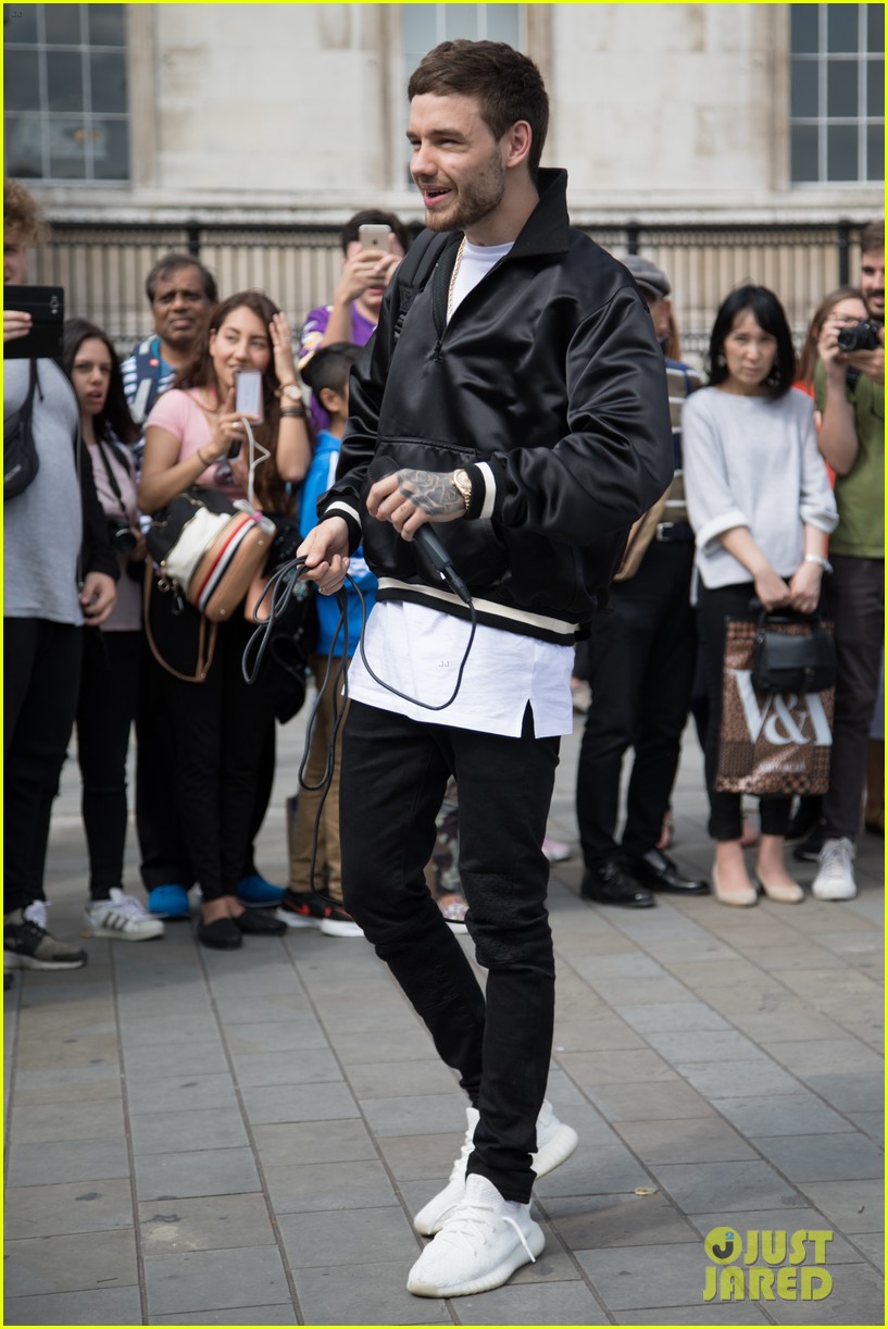 Liam Payne Surprises Fans In London With Impromptu Show Photo 1104921 Photo Gallery Just