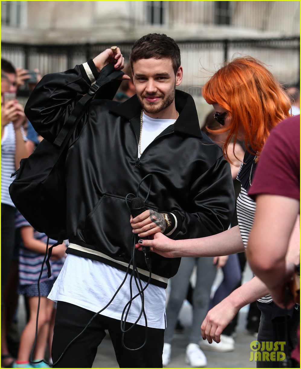 Liam Payne Surprises Fans In London With Impromptu Show Photo 1104929 Photo Gallery Just