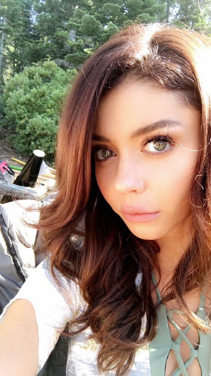 Sarah Hyland Gets Sentimental Over Her 'Modern Family Co-stars While