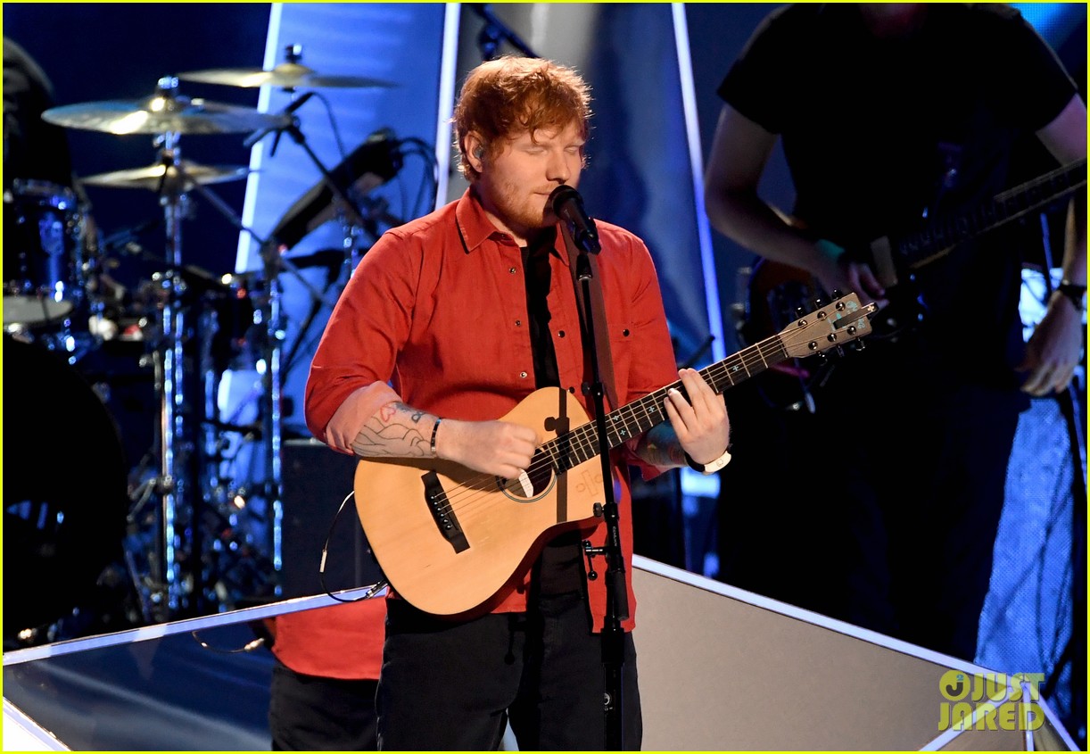 Ed Sheeran Sings 'Shape of You' at MTV VMAs 2017! (Video) Photo