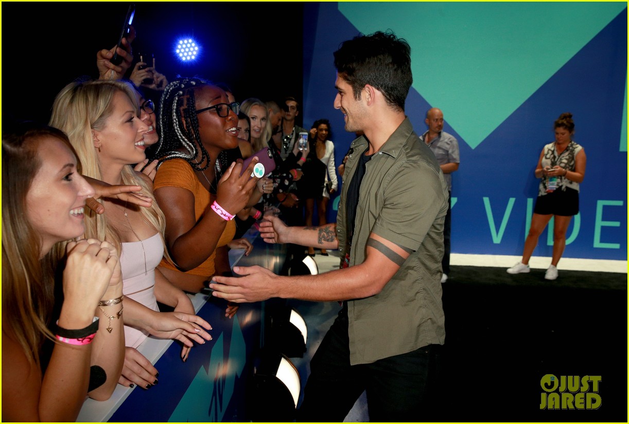 Tyler Posey Is Super Fan Friendly At Mtv Vmas 2017 Photo 1107231 Photo Gallery Just Jared Jr 